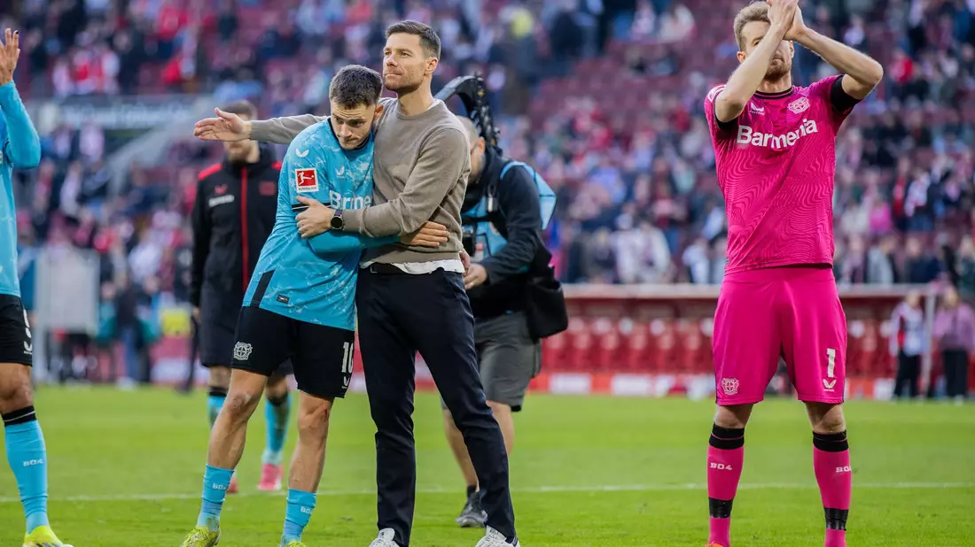 Bleibt das Leverkusener Erfolgsduo? - Florian Wirtz (l) und Xabi Alonso (M). - Bild: Rolf Vennenbernd/dpa