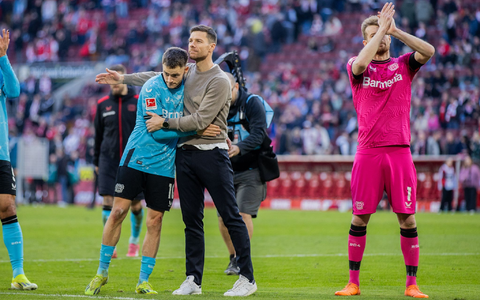 Bleibt das Leverkusener Erfolgsduo? - Florian Wirtz (l) und Xabi Alonso (M). - Foto: Rolf Vennenbernd/dpa