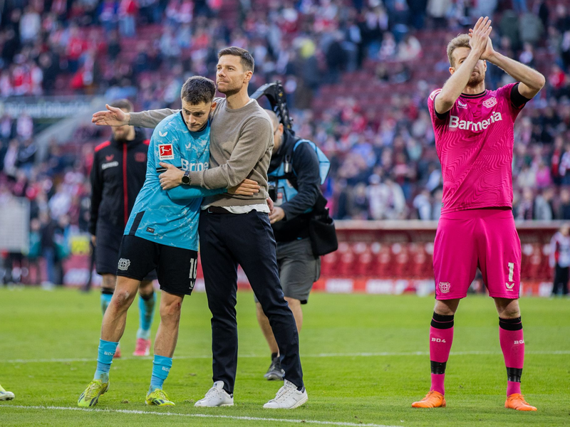 Bleibt das Leverkusener Erfolgsduo? - Florian Wirtz (l) und Xabi Alonso (M). - Foto: Rolf Vennenbernd/dpa