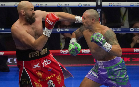 Sorgte mit seinem Outfit wieder für Furore: Tyson Fury - Foto: Frank Augstein/AP/dpa