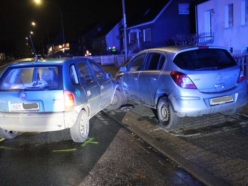 POL-HAM: Unfallflucht, Opel Corsa knallt in geparkten PKW, Verursacher werden von der Polizei ermittelt - Foto: presseportal.de