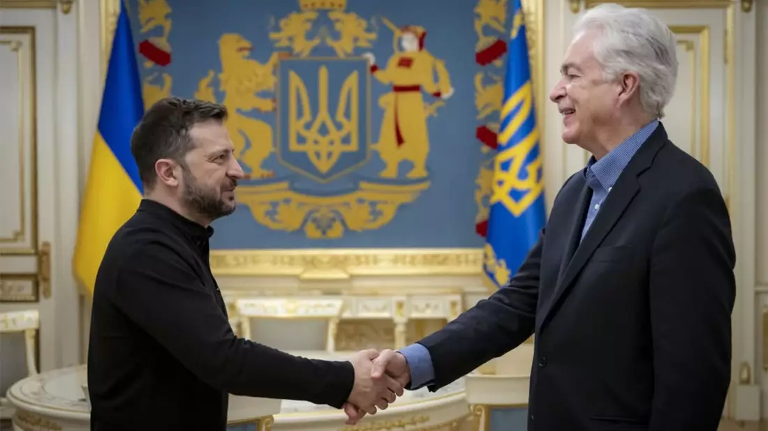 Selenskyj nimmt sehr persönlich Abschied von CIA-Chef Burns. - Bild: Uncredited/Ukrainian Presidential Press Office/AP/dpa