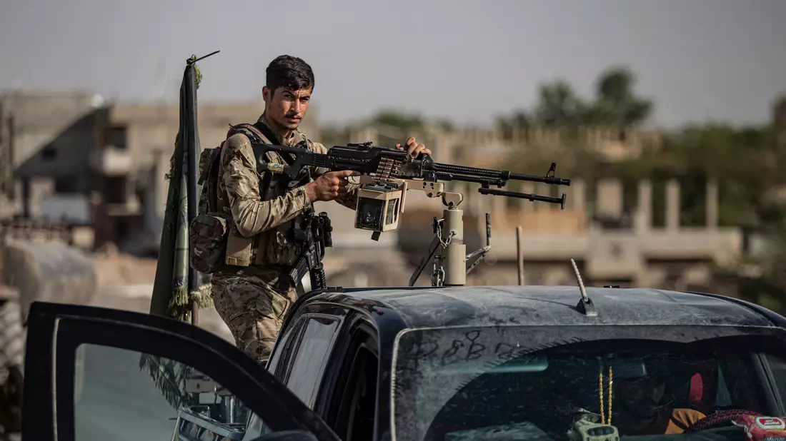 Besonders um die Stadt Kobane an der Grenze zur Türkei soll es heftige Zusammenstöße geben. Die kurdischen Kräfte rechnen mit einem Angriff auf die Stadt. - Bild: Baderkhan Ahmad/AP/dpa