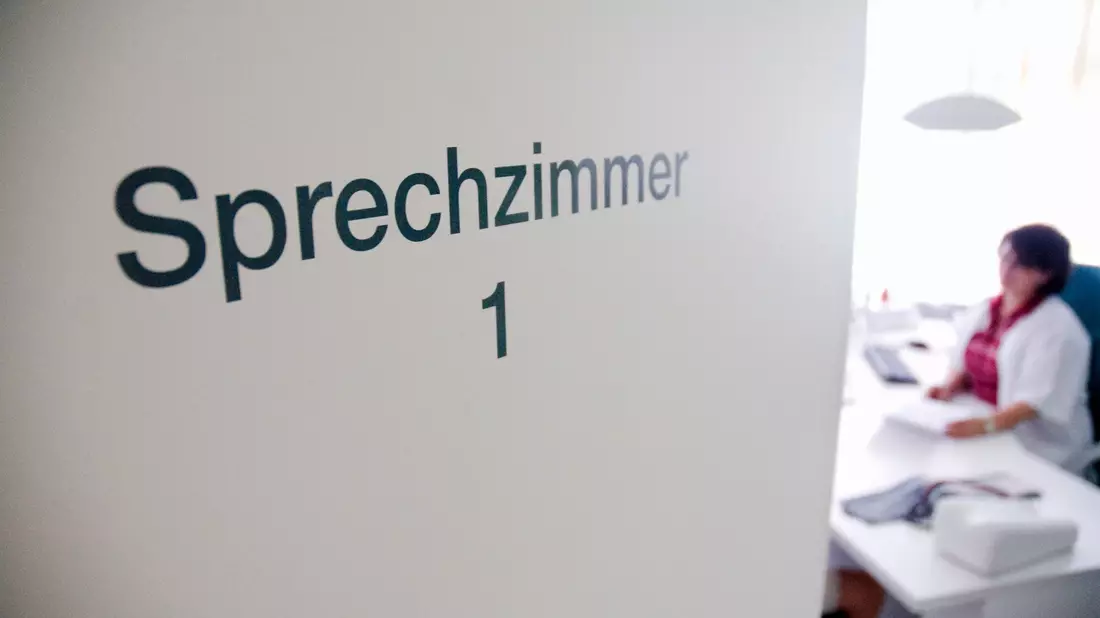 Deutsche nehmen Gesundheitsleistungen im europaweiten Vergleich häufiger in Anspruch. (Symbolbild) - Bild: Benjamin Ulmer/dpa