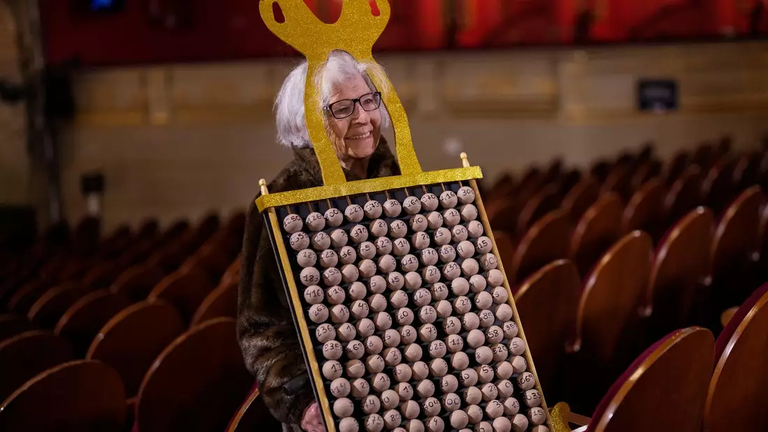 Rund 400 Zuschauer konnten die Ziehung der Glückszahlen im Madrider Teatro Real direkt miterleben.  - Bild: Bernat Armangue/AP/dpa