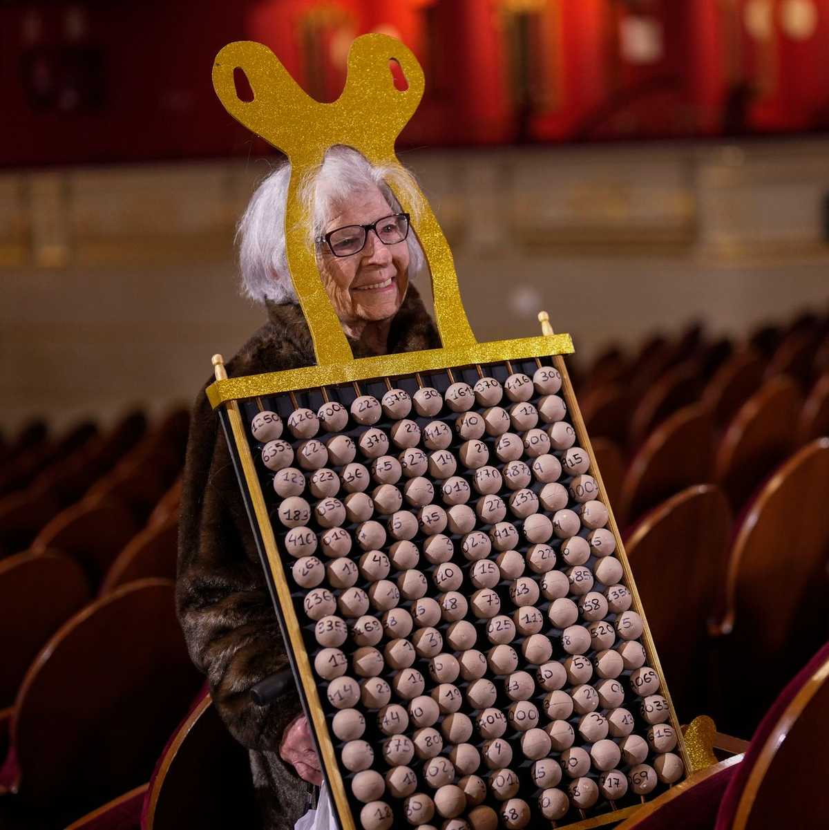 Rund 400 Zuschauer können die Ziehung der Glückszahlen im Madrider Teatro Real direkt miterleben.  - Foto: Bernat Armangue/AP/dpa