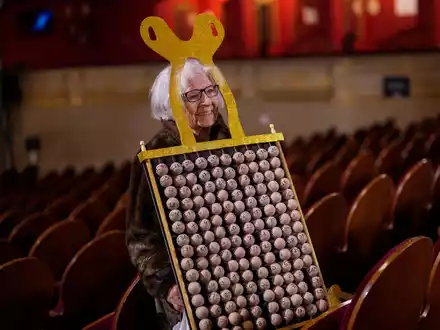 Rund 400 Zuschauer konnten die Ziehung der Glückszahlen im Madrider Teatro Real direkt miterleben.  - Foto: Bernat Armangue/AP/dpa