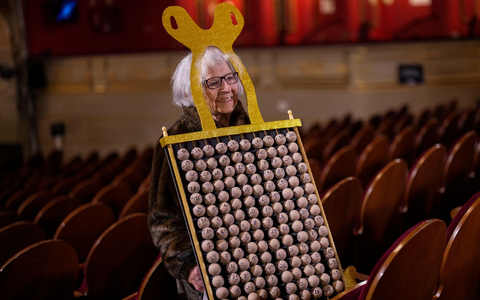 Rund 400 Zuschauer können die Ziehung der Glückszahlen im Madrider Teatro Real direkt miterleben.  - Foto: Bernat Armangue/AP/dpa