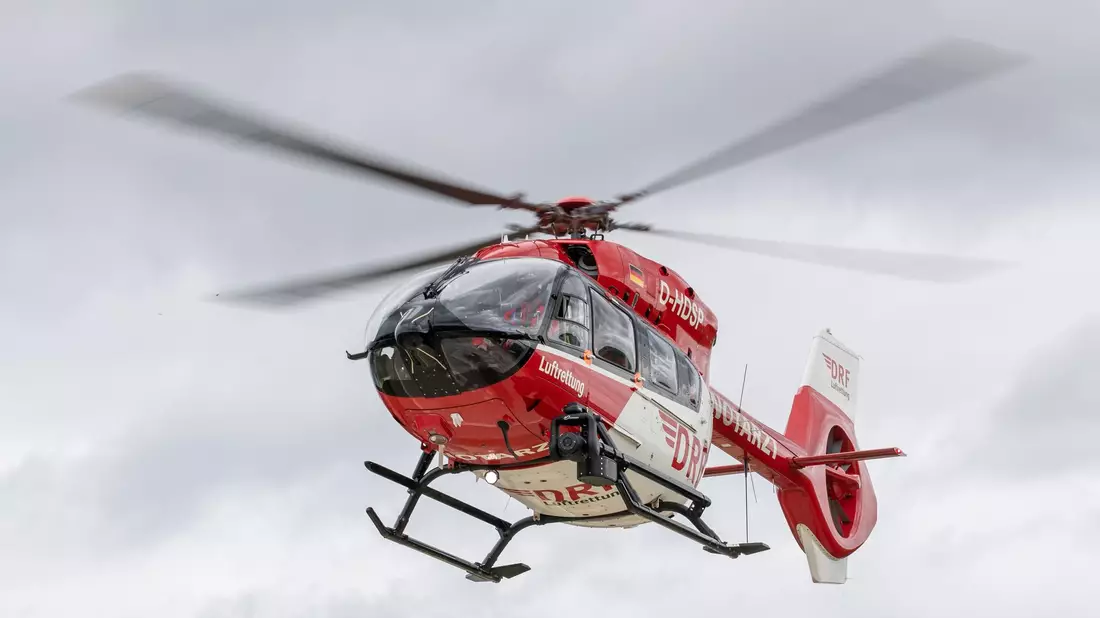 Zwei schwer verletzte Kinder mussten nach einer Geburtstagsparty mit dem Hubschrauber ins Krankenhaus geflogen werden. (Symbolbild) - Bild: Daniel Karmann/dpa