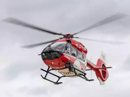 Mit einem Rettungshubschrauber wird das Mädchen in eine Kinderklinik gebracht. (Symbolbild) - Foto: Daniel Karmann/dpa