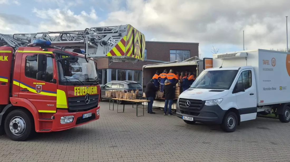 FW-OLL: Jugendfeuerwehr Wildeshausen zeigt Herz: Unterstützung für die Tafel Wildeshausen bei der Weihnachtsfeier - Bild: presseportal.de