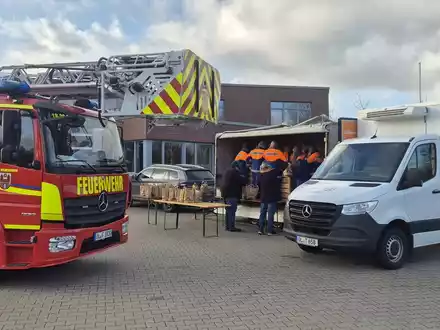 FW-OLL: Jugendfeuerwehr Wildeshausen zeigt Herz: Unterstützung für die Tafel Wildeshausen bei der Weihnachtsfeier - Foto: presseportal.de
