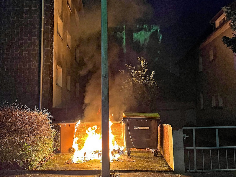 POL-ME: Papiercontainer angezündet: Polizei ermittelt - Hilden - 2412089 - Foto: presseportal.de