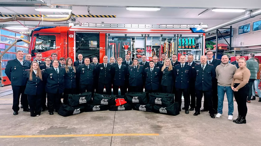 FW Helmstedt: Fahrzeug- und Spendenübergabe, Jahresabschluss (Korrekturmeldung) - Bild: presseportal.de