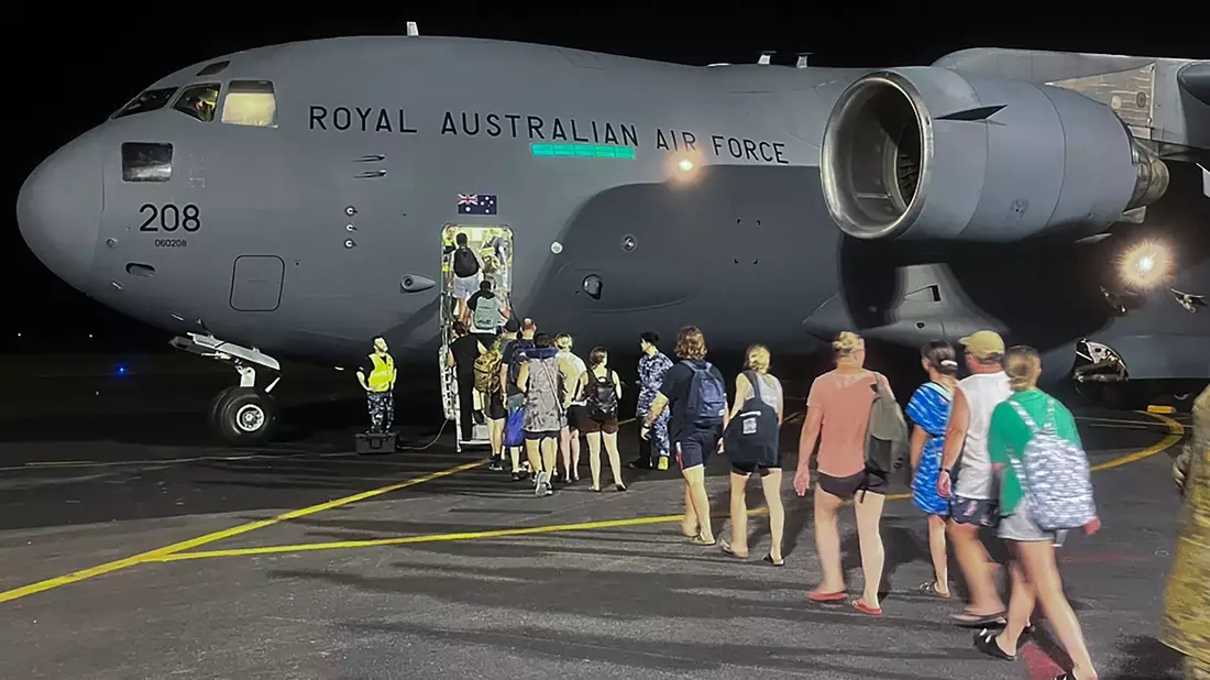 Nachdem ein heftiges Erdbeben den Inselstaat Vanuatu erfasst hat, konnten bereits Hunderte Touristen ausgeflogen werden. - Bild: Uncredited/Department of Foreign Affairs and Trade/AP/dpa