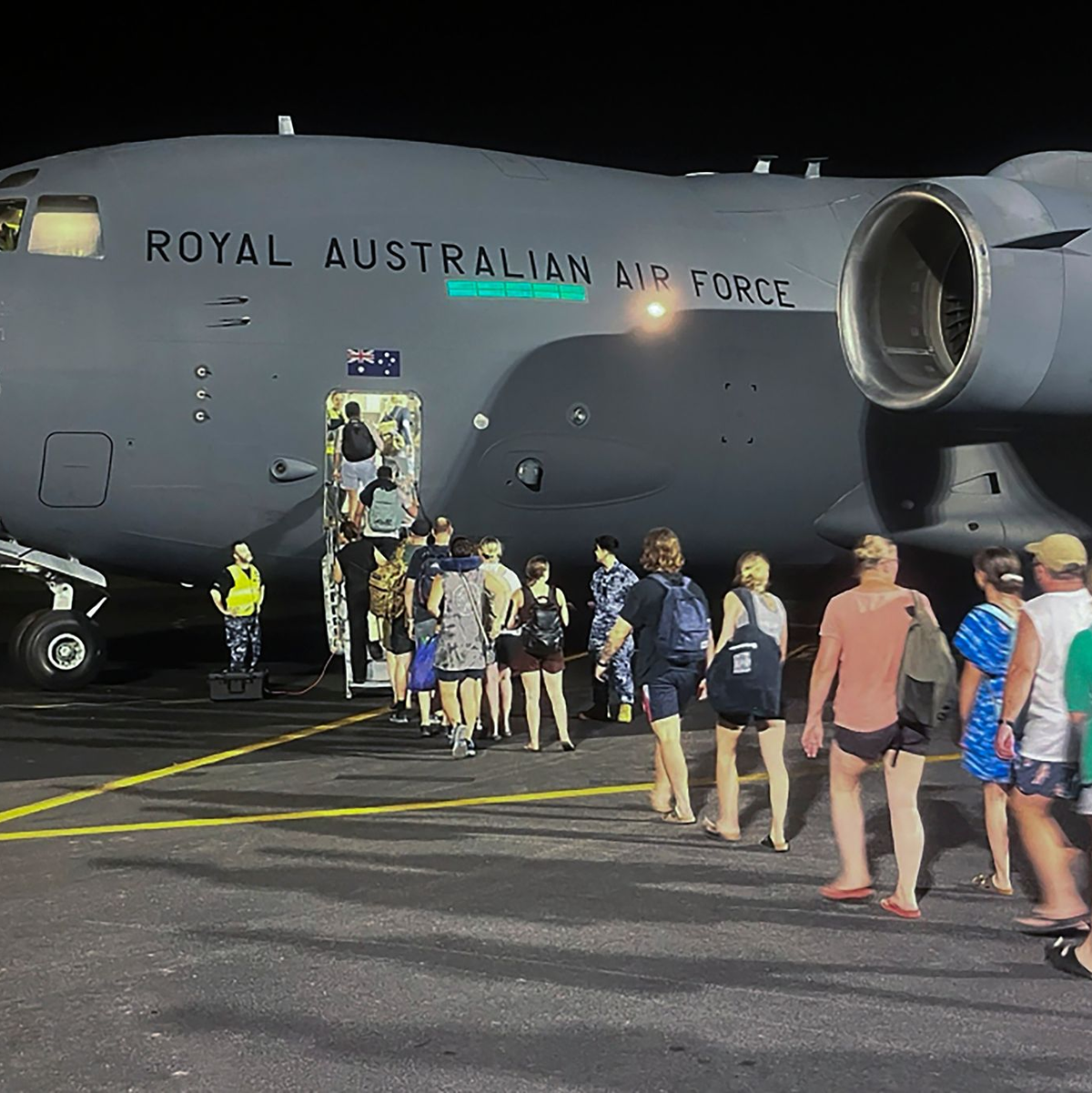 Nachdem ein heftiges Erdbeben den Inselstaat Vanuatu erfasst hat, konnten bereits Hunderte Touristen ausgeflogen werden. - Foto: Uncredited/Department of Foreign Affairs and Trade/AP/dpa