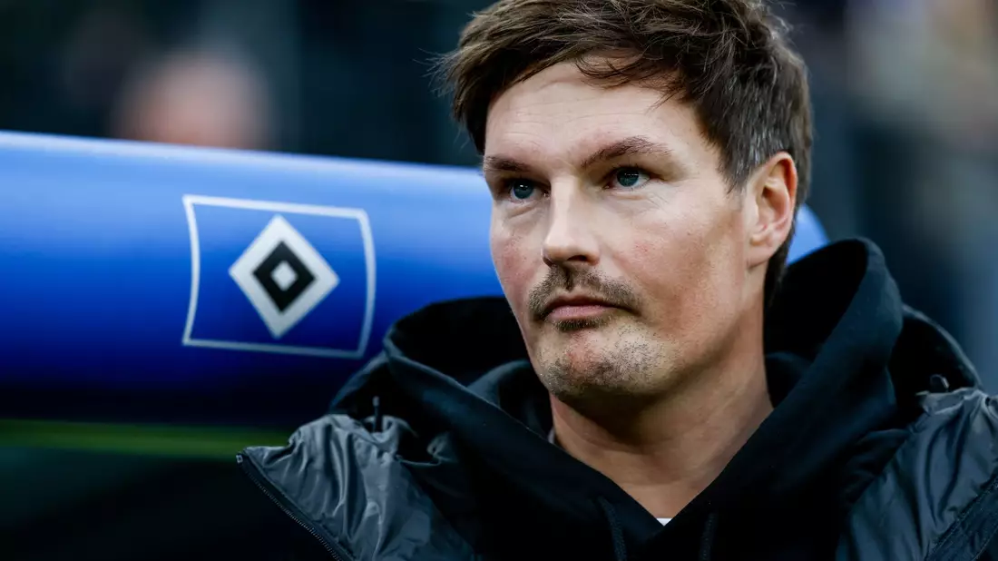 Vom Interims- zum Cheftrainer des HSV befördert: Merlin Polzin   - Bild: Axel Heimken/dpa
