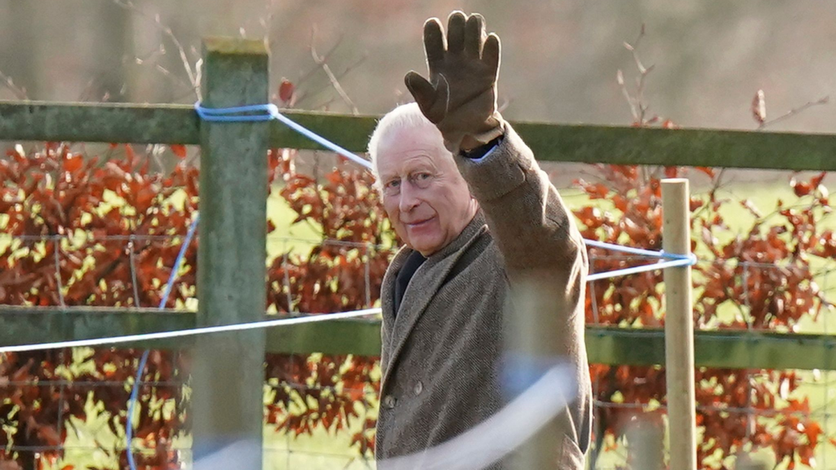 Der britische König Charles III. winkte, als er das Gelände der St.-Mary-Magdalene-Kirche in Sadringham verließ. - Foto: Jacob King/PA/AP/dpa