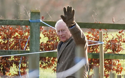 Der britische König Charles III. winkte, als er das Gelände der St.-Mary-Magdalene-Kirche in Sadringham verließ. - Foto: Jacob King/PA/AP/dpa