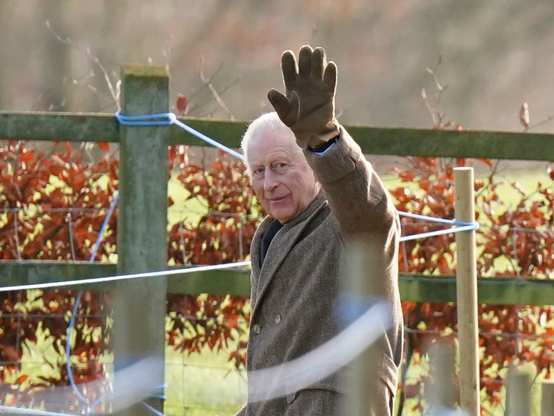 Der britische König Charles III. winkte, als er das Gelände der St.-Mary-Magdalene-Kirche in Sadringham verließ. - Foto: Jacob King/PA/AP/dpa