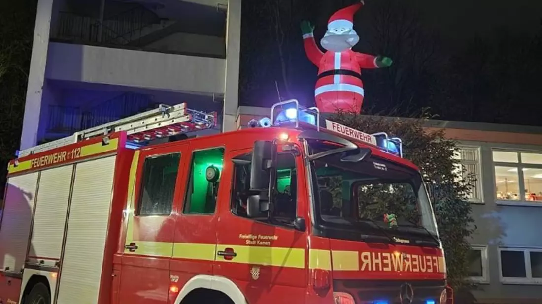 FW Kamen: Weihnachts- und Neujahrsgruß der Feuerwehr Kamen - Bild: presseportal.de