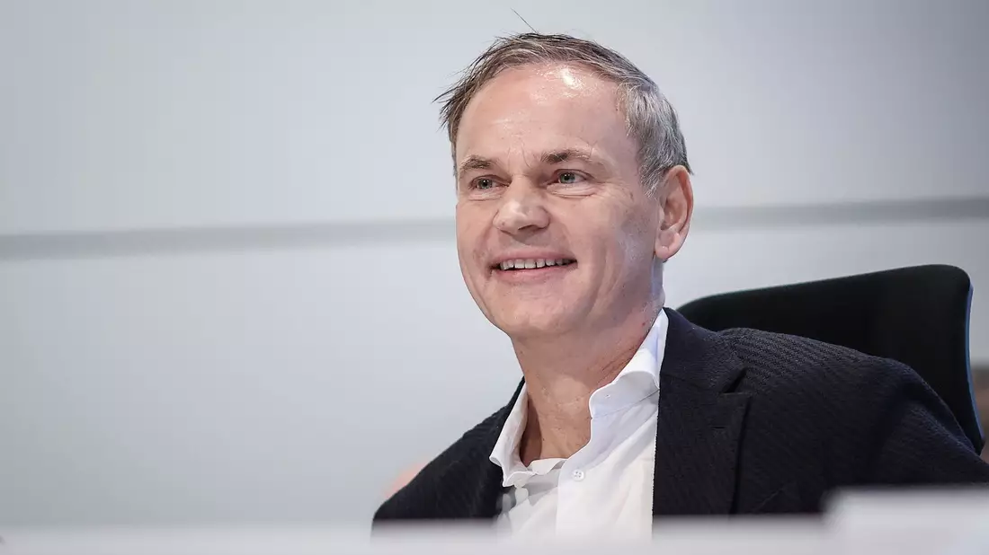 VW-Chef Oliver Blume ist mit dem Kompromiss zufrieden.  - Bild: Ronny Hartmann/AFP POOL/dpa