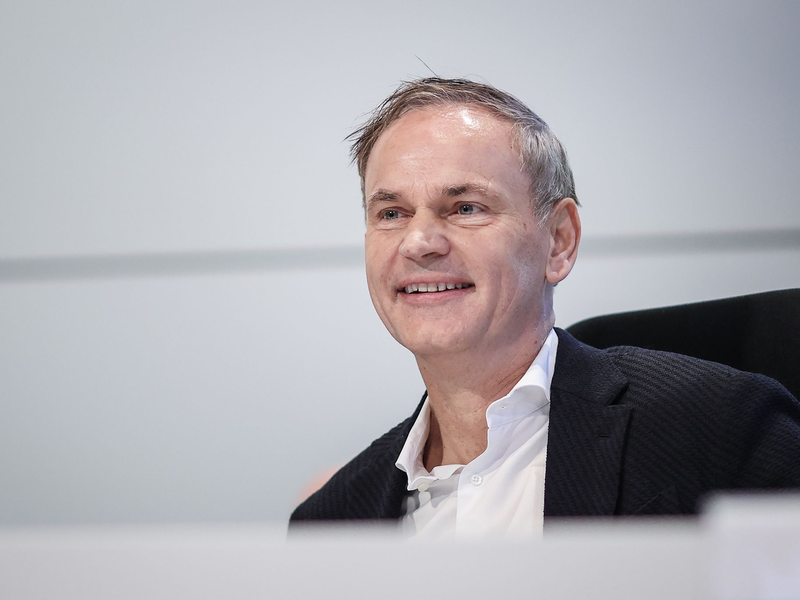 VW-Chef Oliver Blume ist mit dem Kompromiss zufrieden.  - Foto: Ronny Hartmann/AFP POOL/dpa