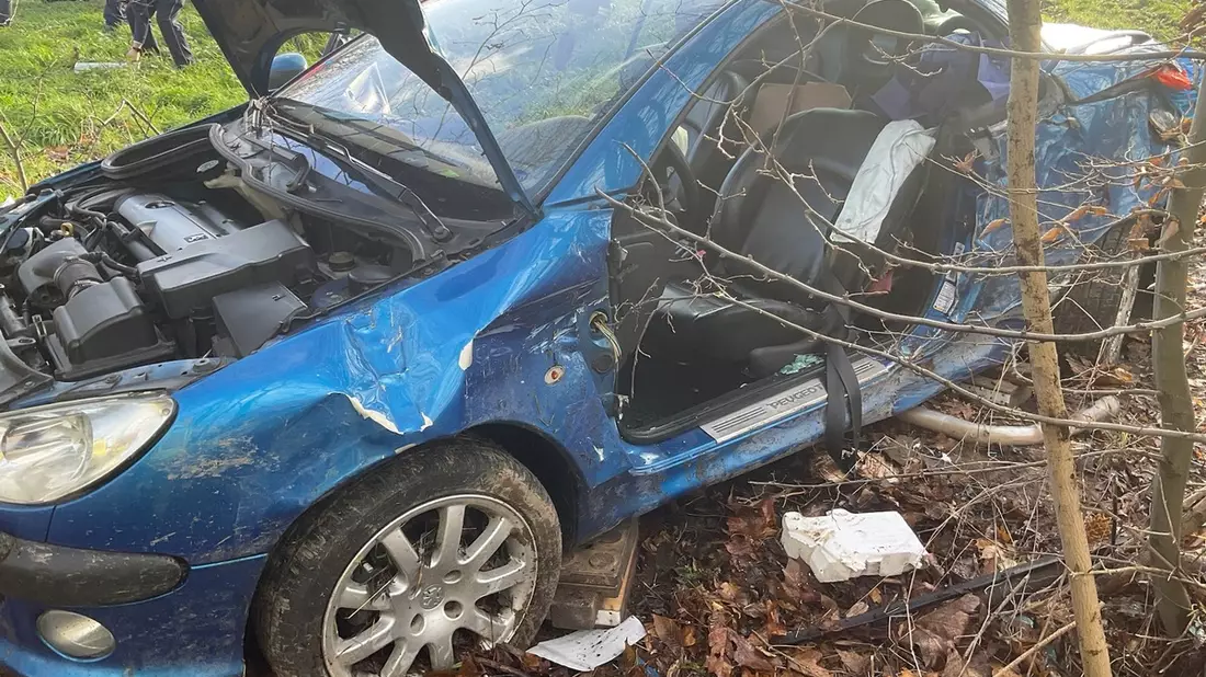 FW Alpen: Verkehrsunfall auf der A57 und paralleler Sturmschaden - Bild: presseportal.de