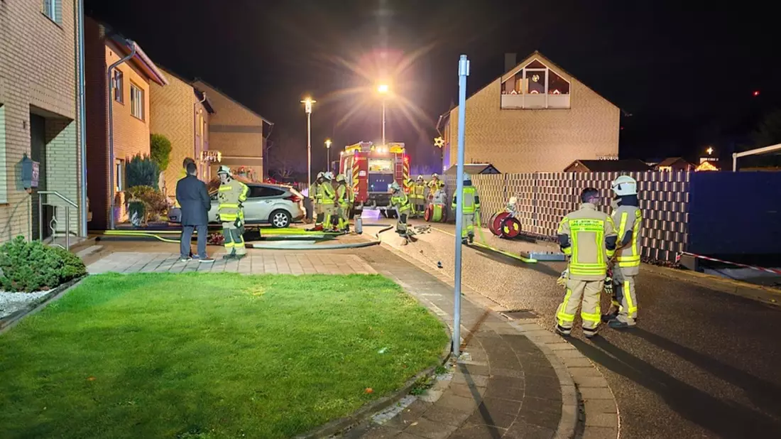 FW Grevenbroich: Feuerwehr löscht brennende Waschmaschine in Keller - Bild: presseportal.de