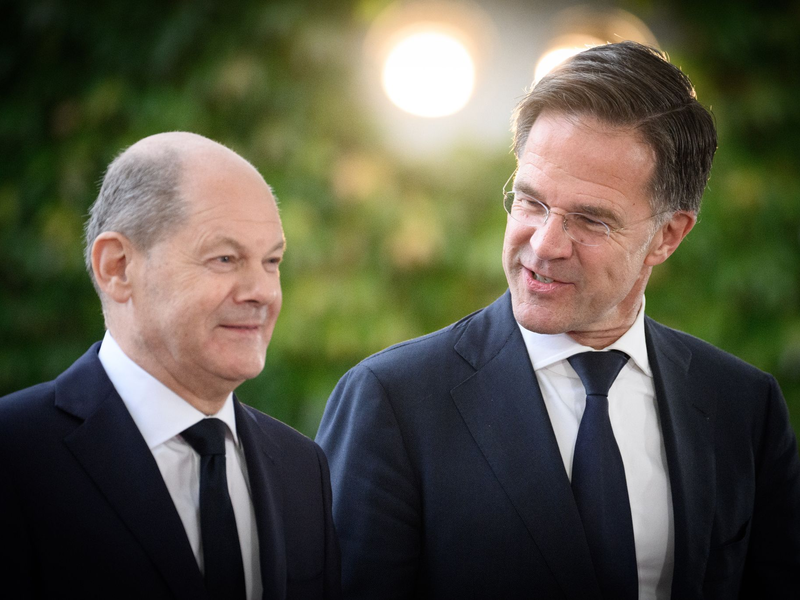 Nato-Generalsekretär Mark Rutte (r) hält die Kritik an der Ukraine-Politik von Bundeskanzler Olaf Scholz für unfair. (Archivbild) - Foto: Bernd von Jutrczenka/dpa