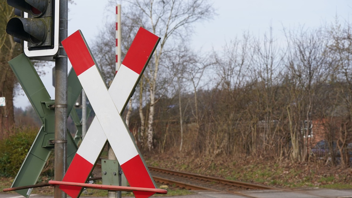 An einem Bahnübergang in Schleswig-Holstein ist es zu einem tödlichen Unfall gekommen. (Illustration)  - Foto: Marcus Brandt/dpa