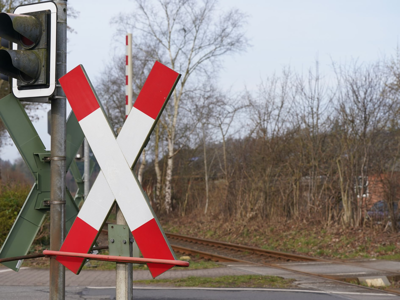 An einem Bahnübergang in Schleswig-Holstein ist es zu einem tödlichen Unfall gekommen. (Illustration)  - Foto: Marcus Brandt/dpa