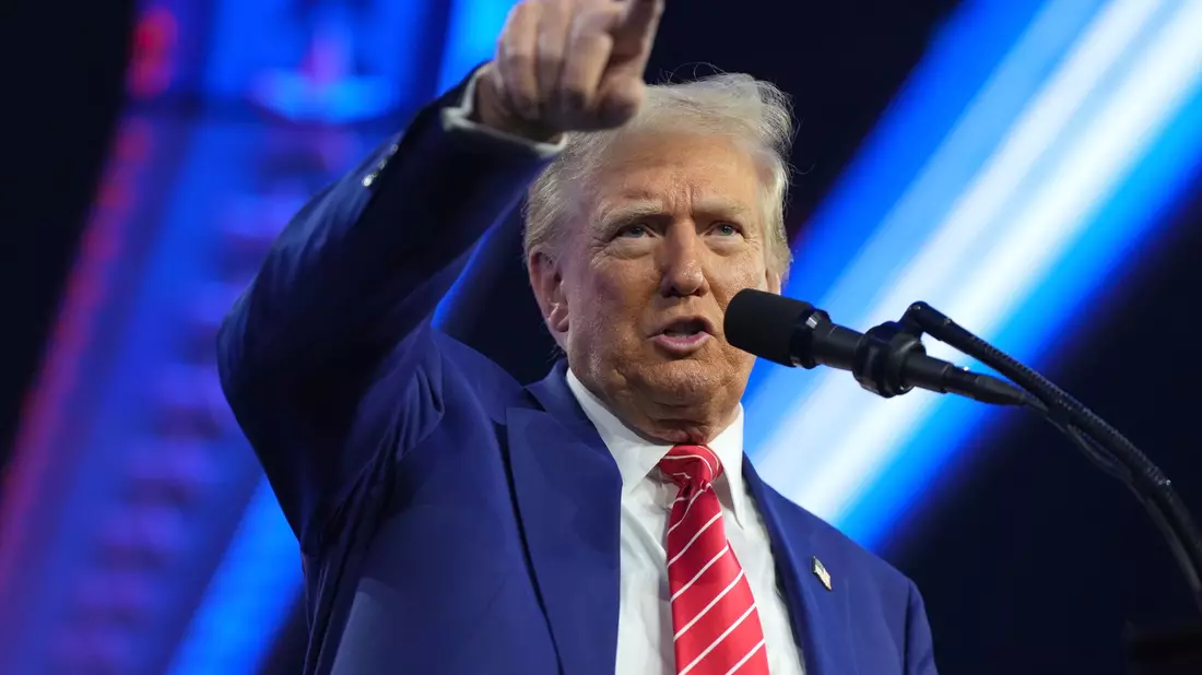 Der künftige US-Präsident Donald Trump hält wenig von Energiegewinnung durch Windkraft. - Bild: Rick Scuteri/FR157181/AP/dpa