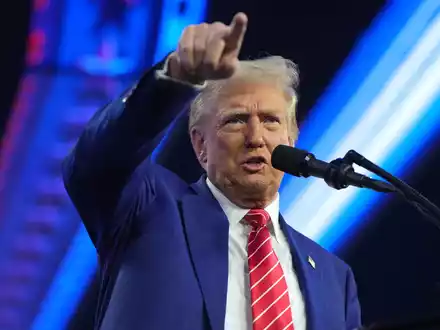 Trump lässt sich von Kritik an gesellschaftlicher Stigmatisierung nicht beeindrucken. - Foto: Rick Scuteri/FR157181/AP/dpa