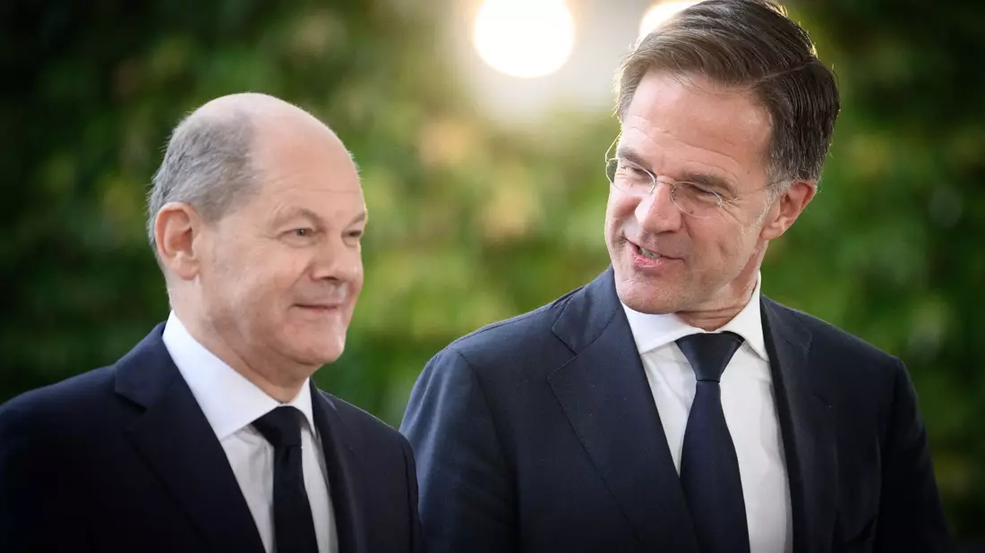 Die zuweilen scharfe Kritik an der Ukraine-Politik von Olaf Scholz (l) hält Rutte für ungerechtfertigt. (Archivbild) - Bild: Bernd von Jutrczenka/dpa