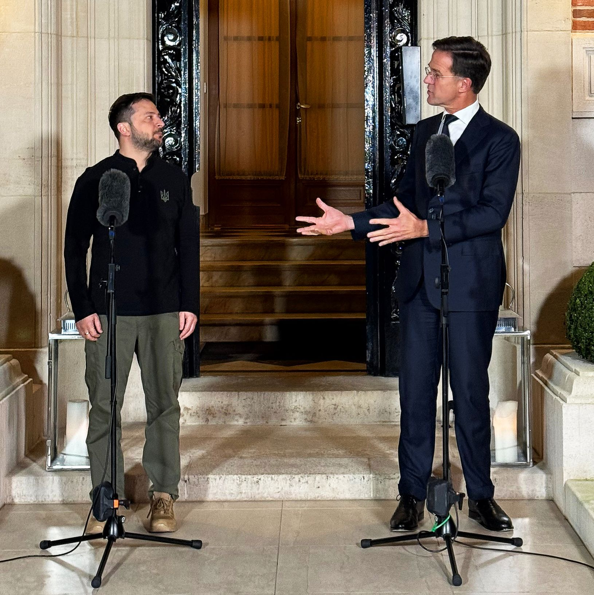 Rutte (r) will Wolodymyr Selenskyj in eine möglichst gute Ausgangsposition für mögliche Verhandlungen mit Russland bringen. (Archivbild) - Foto: Ansgar Haase/dpa
