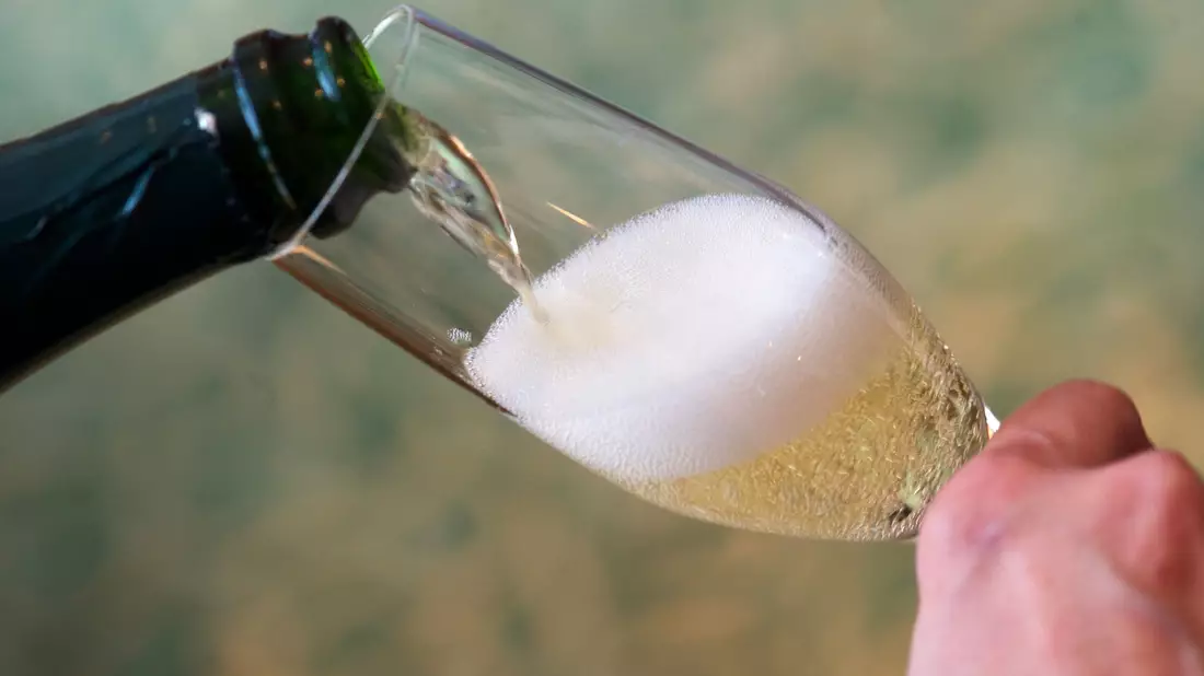 Sekt wird in der Weihnachtszeit und zu Silvester besonders gerne getrunken. (Illustrationsfoto)  - Bild: Peter Endig/zb/dpa