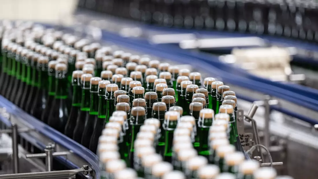 Alkoholfreier Sekt wird immer beliebter. (Archivfbild) - Bild: Boris Roessler/dpa