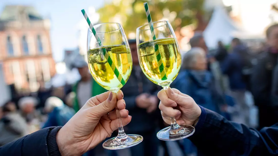 Selbstgemachte Aperitifs sind zunehmend gefragt. (Archivbild)   - Bild: Hauke-Christian Dittrich/dpa