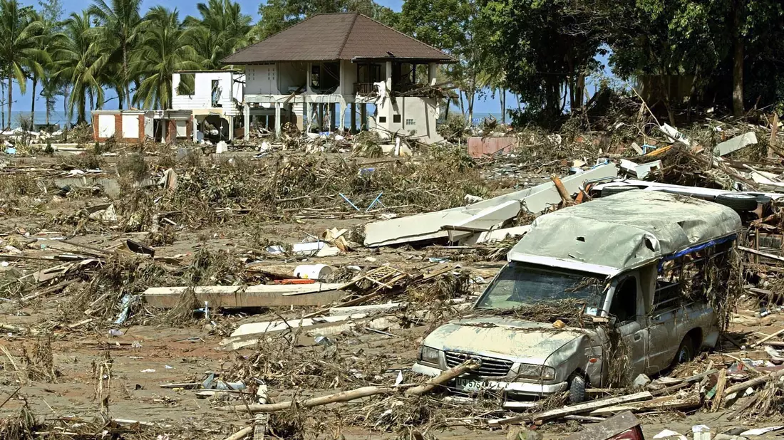 Die Zerstörungen durch den Tsunami waren gewaltig - auch in der beliebten Urlaubsregion Khao Lak in Thailand. (Archivbild) - Bild: picture alliance / epa Rungroj Yongrit/EPA/dpa