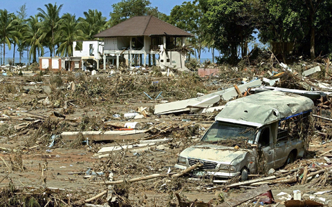 Die Zerstörungen durch den Tsunami waren gewaltig - auch in der beliebten Urlaubsregion Khao Lak in Thailand. (Archivbild) - Foto: picture alliance / epa Rungroj Yongrit/EPA/dpa Die Zerstörungen durch den Tsunami waren gewaltig - auch in der beliebten Urlaubsregion Khao Lak in Thailand. (Archivbild) - Foto: picture alliance / epa Rungroj Yongrit/EPA/dpa