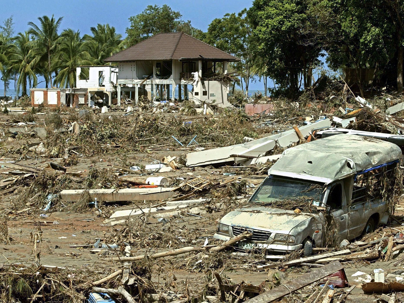 Die Zerstörungen durch den Tsunami waren gewaltig - auch in der beliebten Urlaubsregion Khao Lak in Thailand. (Archivbild) - Foto: picture alliance / epa Rungroj Yongrit/EPA/dpa