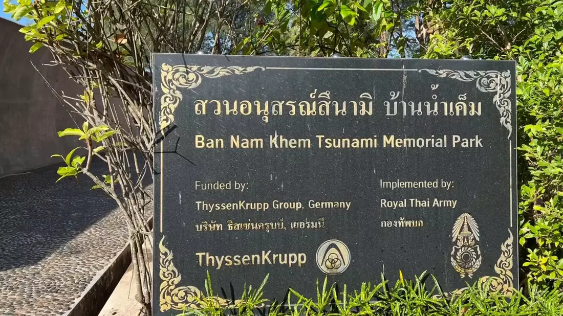 In der Tsunami-Gedenkstätte erinnern Angehörige an die vielen thailändischen und deutschen Opfer. - Bild: Carola Frentzen/dpa