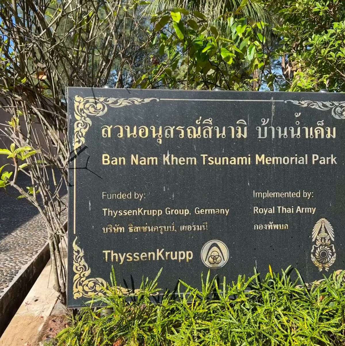 In der Tsunami-Gedenkstätte erinnern Angehörige an die vielen thailändischen und deutschen Opfer. - Foto: Carola Frentzen/dpa