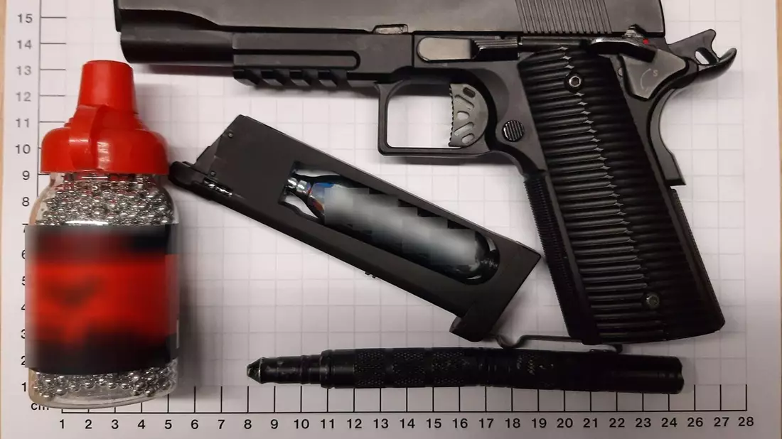 BPOL NRW: Bundespolizei stellt geladene Druckluftwaffe und Kubotan bei 18-Jährigem fest - Bild: presseportal.de