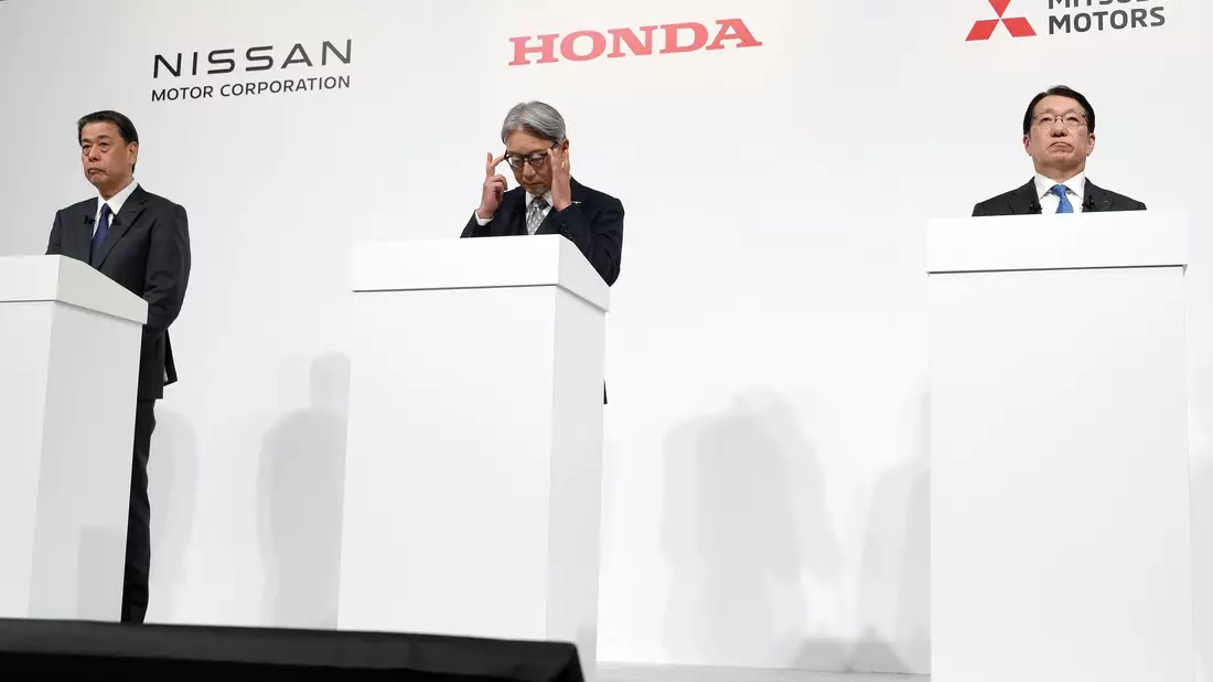 Honda und Nissan beginnen Fusionsgespräche und wollen Mitsubishi Motors beteiligen.  - Bild: Eugene Hoshiko/AP/dpa
