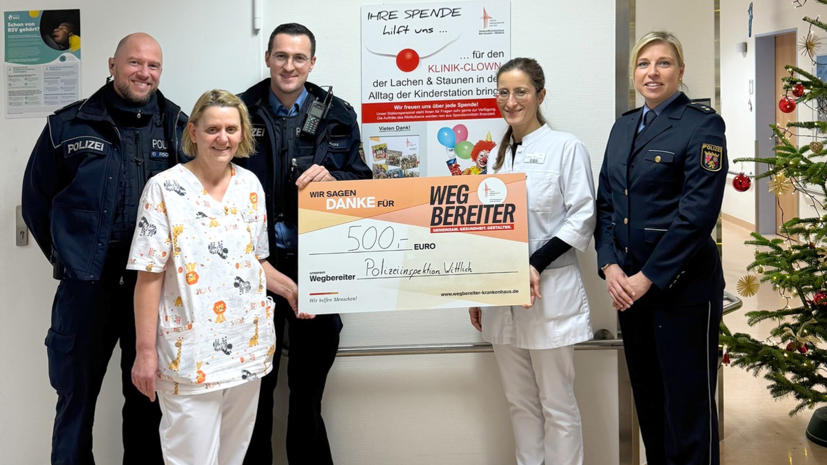 POL-PDWIL: Spendenübergabe der Polizeiinspektion Wittlich an das Verbundkrankenhaus Bernkastel-Wittlich für den Einsatz des Klinikclowns - Foto: presseportal.de