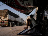 Sanitäter warten am Grenzübergang Rafah auf Patienten aus dem Gazastreifen. - Foto: Amr Nabil/AP/dpa