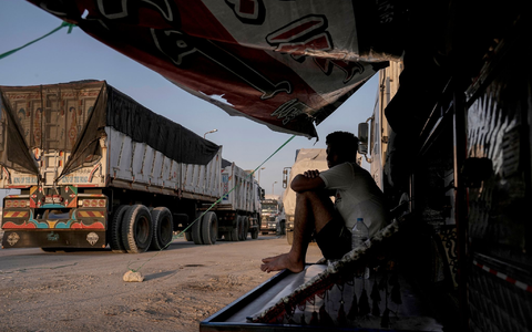 Sanitäter warten am Grenzübergang Rafah auf Patienten aus dem Gazastreifen. - Foto: Amr Nabil/AP/dpa