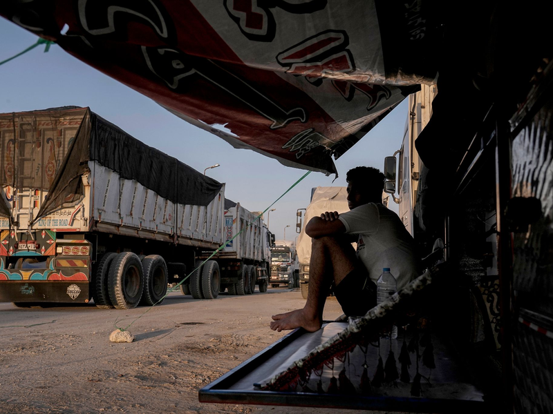 Sanitäter warten am Grenzübergang Rafah auf Patienten aus dem Gazastreifen. - Foto: Amr Nabil/AP/dpa